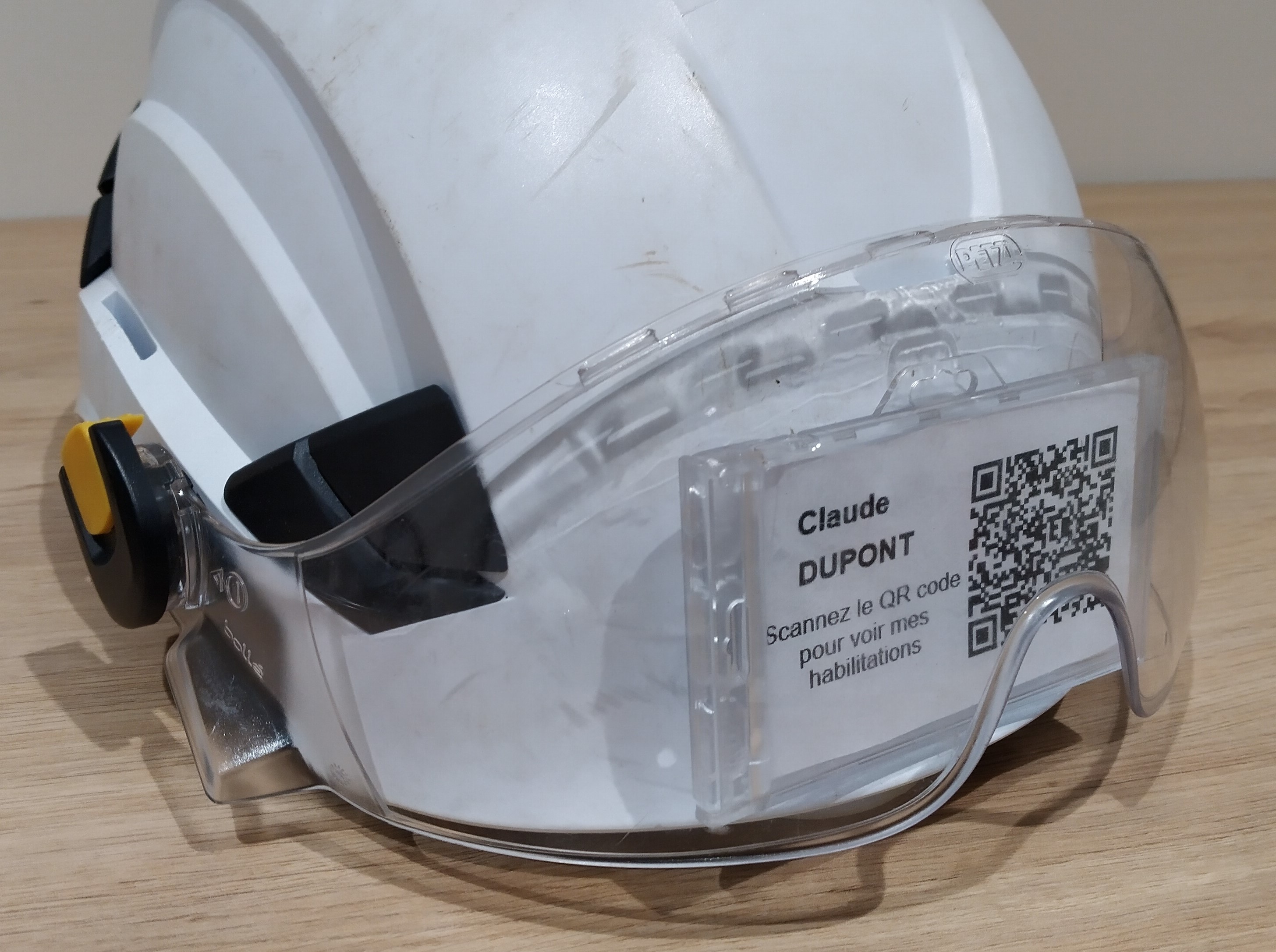 Casque avec QR Code d'accès aux habilitations