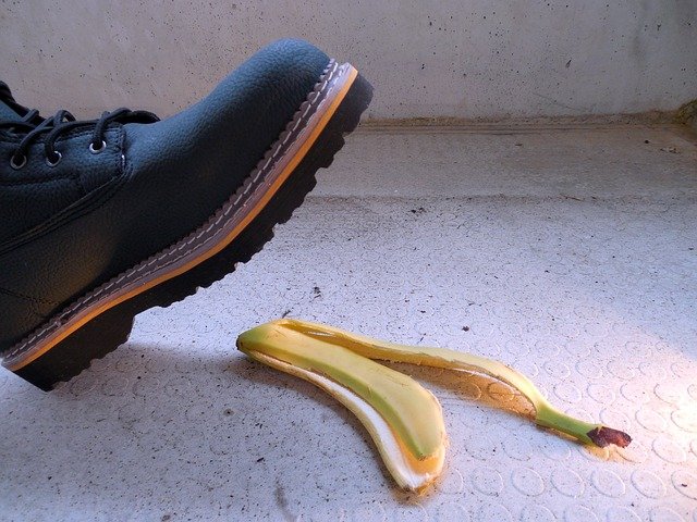 Personne sur le point de glisser sur une peau de banane